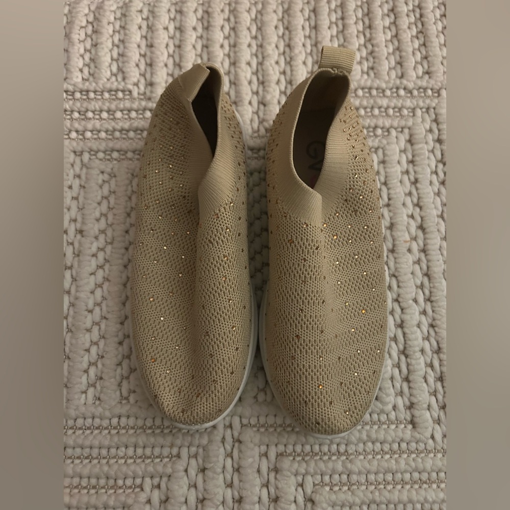 GVS Gloria Vanderbilt Sneakers Sz 6.5 Tan Colored Laceless Rinestoned Sneakers